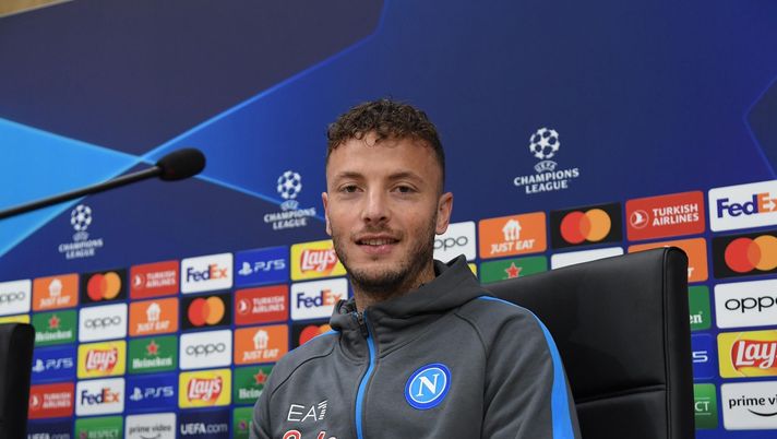 NAPLES, ITALY - MARCH 14: Amir Rrahmani speaks at a press conference of Napoli ahead of their UEFA Champions League round of 16 match against Eintracht Frankfurt at Stadio Diego Armando Maradona on March 14, 2023 in Naples, Italy. (Photo by SSC NAPOLI/SSC NAPOLI via Getty Images) Rrahmani guarda avanti a testa alta: “Il nostro tempo arriverà” - immagine 1