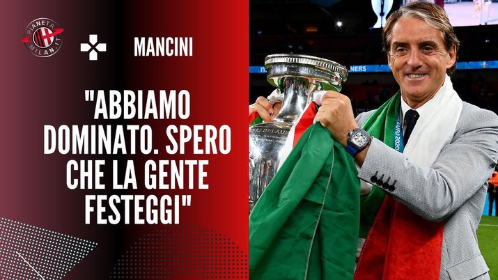 Roberto Mancini (Commissario Tecnico Nazionale Italiana) con la coppa dopo Italia-Inghilterra, finale degli Europei 2021 | News (Getty Images) Roberto Mancini (Commissario Tecnico Nazionale Italiana) con la coppa dopo Italia-Inghilterra, finale degli Europei 2021 | News (Getty Images)