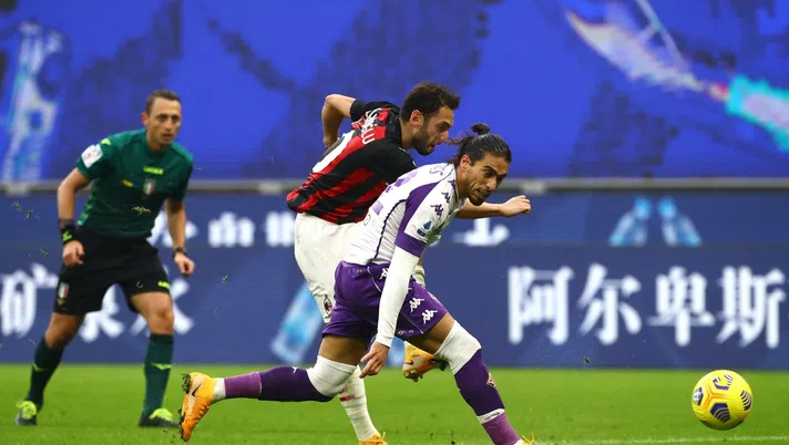 Hakan Calhanoglu (centrocampista AC Milan) prende il palo in Milan-Fiorentina (Serie A 2020-2021) | AC Milan News (Getty Images)