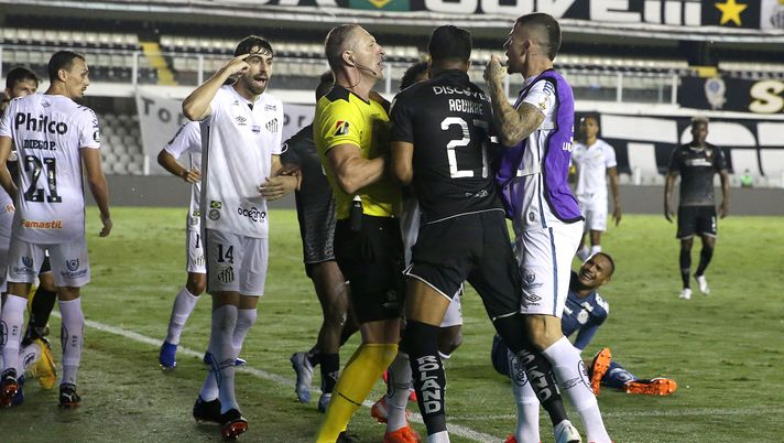 SANTOS, BRAZIL - DECEMBER 01: Players of LDU Quito and Santos fight as Referee Nestor Pitana tries to calm down during a round of sixteen second leg match of Copa CONMEBOL Libertadores between Santos and Liga Deportiva Universitaria at Urbano Caldeira Stadium (Vila Belmiro) on December 01, 2020 in Santos, Brazil. (Photo by Amanda Perobelli - Pool/Getty Images) SANTOS, BRAZIL - DECEMBER 01: Players of LDU Quito and Santos fight as Referee Nestor Pitana tries to calm down during a round of sixteen second leg match of Copa CONMEBOL Libertadores between Santos and Liga Deportiva Universitaria at Urbano Caldeira Stadium (Vila Belmiro) on December 01, 2020 in Santos, Brazil. (Photo by Amanda Perobelli - Pool/Getty Images)