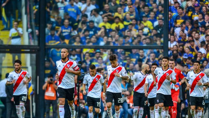 BUENOS AIRES, ARGENTINA - NOVEMBER 11: Jonatan Maidana of River Plate and teammates walk onto the field during the first leg match between Boca Juniors and River Plate as part of the Finals of Copa CONMEBOL Libertadores 2018 at Estadio Alberto J. Armando on November 10, 2018 in Buenos Aires, Argentina. The match was due to be played on November 10th and was rescheduled due to heavy storms in Buenos Aires. (Photo by Amilcar Orfali/Getty Images) BUENOS AIRES, ARGENTINA - NOVEMBER 11: Jonatan Maidana of River Plate and teammates walk onto the field during the first leg match between Boca Juniors and River Plate as part of the Finals of Copa CONMEBOL Libertadores 2018 at Estadio Alberto J. Armando on November 10, 2018 in Buenos Aires, Argentina. The match was due to be played on November 10th and was rescheduled due to heavy storms in Buenos Aires. (Photo by Amilcar Orfali/Getty Images)
