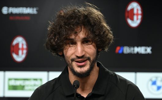 Yacine Adli (centrocampista AC Milan) durante la sua conferenza stampa di presentazione a Milanello | Milan News (Getty Images) Yacine Adli AC Milan conferenza stampa