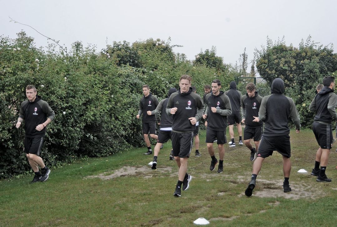 GALLERY – Chievo-Milan, lo stretching dei rossoneri in albergo- immagine 1