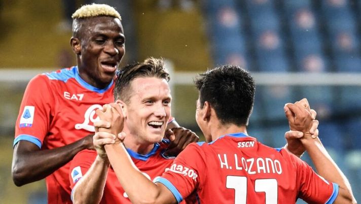 Napoli's Polish midfielder Piotr Zielinski (C) celebrates with Napoli's Nigerian forward Victor Osimhen (L) and Napoli's Mexican forward Hirving Lozano after scoring Napoli's fourth goal during the Italian Serie A football match between Sampdoria and Napoli on September 23, 2021 at the Luigi-Ferraris stadium in Genoa. (Photo by ANDREAS SOLARO / AFP) (Photo by ANDREAS SOLARO/AFP via Getty Images) LIVE – Tutti gli assist di giornata: doppio bonus per Insigne e per Lozano, +1 a Calafiori - immagine 1