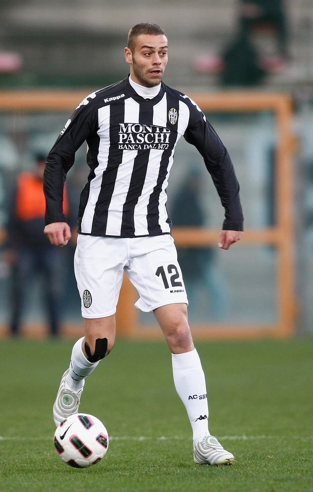 REGGIO CALABRIA, ITALY - JANUARY 22: Daniele Ficagna of Siena during the Serie B match between Reggina and Siena at Stadio Oreste Granillo on January 22, 2011 in Reggio Calabria, Italy. (Photo by Maurizio Lagana/Getty Images) REGGIO CALABRIA, ITALY - JANUARY 22: Daniele Ficagna of Siena during the Serie B match between Reggina and Siena at Stadio Oreste Granillo on January 22, 2011 in Reggio Calabria, Italy. (Photo by Maurizio Lagana/Getty Images)
