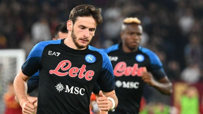 Napoli's Georgian forward Khvicha Kvaratskhelia warms up prior to the Italian Serie A football match between AS Rome and Napoli on October 23, 2022 at the Olympic stadium in Rome. (Photo by Vincenzo PINTO / AFP) (Photo by VINCENZO PINTO/AFP via Getty Images) FLASH – Spalletti: “Kvaratskhelia, ecco la decisione per l’Udinese! Anguissa…” - immagine 1