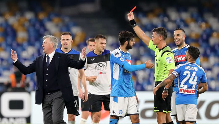NAPLES, ITALY - OCTOBER 30: Referee Pino Giacomelli shows the red card to Carlo Ancelotti coach of SSC Napoli during the Serie A match between SSC Napoli and Atalanta BC at Stadio San Paolo on October 30, 2019 in Naples, Italy. (Photo by Francesco Pecoraro/Getty Images) 