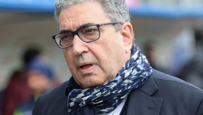 Andrea Barberis of Crotone competes for the ball with Gianluca Lapadula of Genoa during the Serie A match between FC Crotone and Genoa CFC at Stadio Comunale Ezio Scida on November 19, 2017 in Crotone, Italy. Perinetti: “Piatek? L’offerta del Milan deve ancora arrivare, pronti a incontrare con Leonardo” - immagine 1