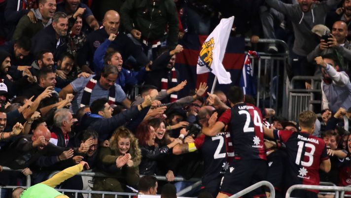 CAGLIARI, ITALY - OCTOBER 25:  Leonardo Pavoletti of Cagliari celebrates his goal 2-1   during the Serie A match between Cagliari Calcio and Benevento Calcio at Stadio Sant'Elia on October 25, 2017 in Cagliari, Italy.  (Photo by Enrico Locci/Getty Images)