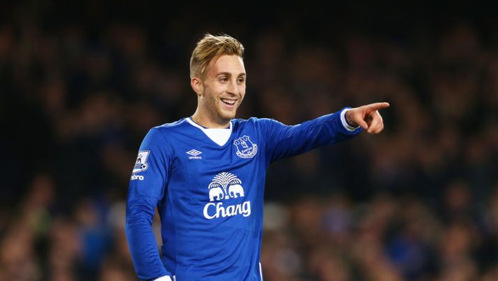 LIVERPOOL, ENGLAND - DECEMBER 28: Gerard Deulofeu of Everton celebrates scoring his team's third goal during the Barclays Premier League match between Everton and Stoke City at Goodison Park on December 28, 2015 in Liverpool, England. (Photo by Clive Brunskill/Getty Images) Milan, il CorSport: “Deulofeu può diventare titolare. Così i rossoneri con lui in campo” - immagine 1