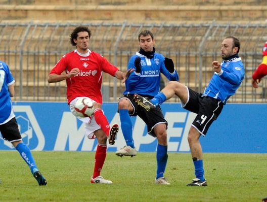 PIACENZA, ITALY - JANUARY 16: Luis Garcia Simon (L) of Piacenza FC competes for the ball with Vittorio Tosto of Empoli FC during the Serie B match between Piacenza and Empoli at Stadio Leonardo Garilli on January 16, 2010 in Piacenza, Italy. (Photo by Claudio Villa/Getty Images) PIACENZA, ITALY - JANUARY 16: Luis Garcia Simon (L) of Piacenza FC competes for the ball with Vittorio Tosto of Empoli FC during the Serie B match between Piacenza and Empoli at Stadio Leonardo Garilli on January 16, 2010 in Piacenza, Italy. (Photo by Claudio Villa/Getty Images)