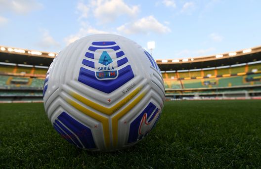 VERONA, ITALY - APRIL 20: Detailed view of a match ball prior to the Serie A match between Hellas Verona FC and ACF Fiorentina at Stadio Marcantonio Bentegodi on April 20, 2021 in Verona, Italy. Sporting stadiums around Italy remain under strict restrictions due to the Coronavirus Pandemic as Government social distancing laws prohibit fans inside venues resulting in games being played behind closed doors. (Photo by Alessandro Sabattini/Getty Images) Serie A, la classifica: il Torino è a +3 sul Cagliari terzultimo- immagine 1