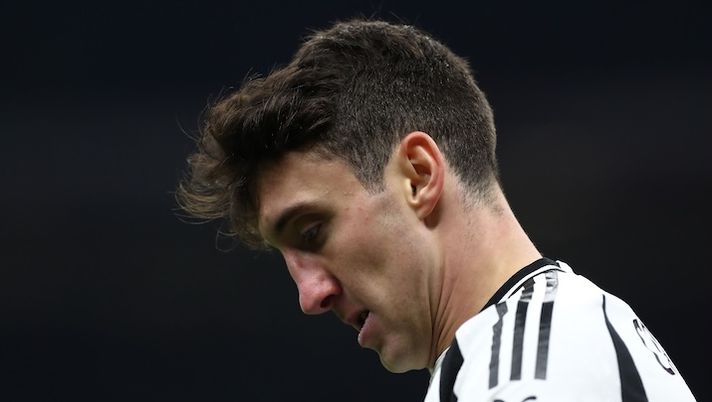 MILAN, ITALY - NOVEMBER 23: Andrea Cambiaso of Juventus looks on during the Serie A match between AC Milan and Juventus at Stadio Giuseppe Meazza on November 23, 2024 in Milan, Italy. (Photo by Marco Luzzani/Getty Images) Juve, sospiro di sollievo per Cambiaso ma ieri solo terapie: cosa filtra dal ritiro azzurro - immagine 1