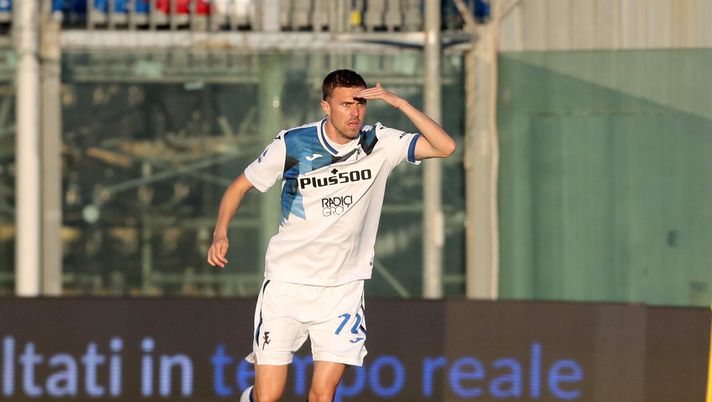 CROTONE, ITALY - OCTOBER 31: Josip Ilicic of Atalanta controls the ball during the Serie A match between FC Crotone and Atalanta BC at Stadio Comunale Ezio Scida on October 31, 2020 in Crotone, Italy. (Photo by Maurizio Lagana/Getty Images) 