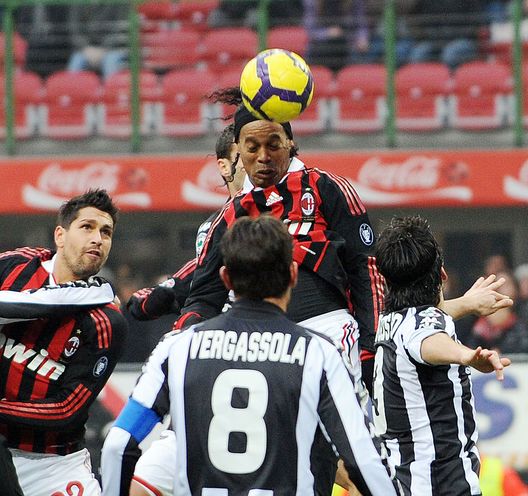  Uno dei gol di Ronaldinho al Siena (GETTY Images) 