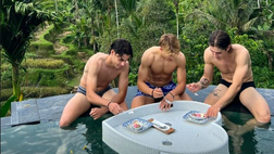 FOTO – Tre giovani viola in vacanza in Indonesia: location da sogno