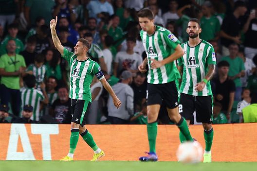 SEVILLE, SPAIN - SEPTEMBER 15: Joaquin of Real Betis celebrates after scoring their side's second goal during the UEFA Europa League group C match between Real Betis and PFC Ludogorets Razgrad at Estadio Benito Villamarin on September 15, 2022 in Seville, Spain. (Photo by Fran Santiago/Getty Images) Il no di Joaquin a Mou: “Alle 15 a Londra è già notte, non è vita…”- immagine 2