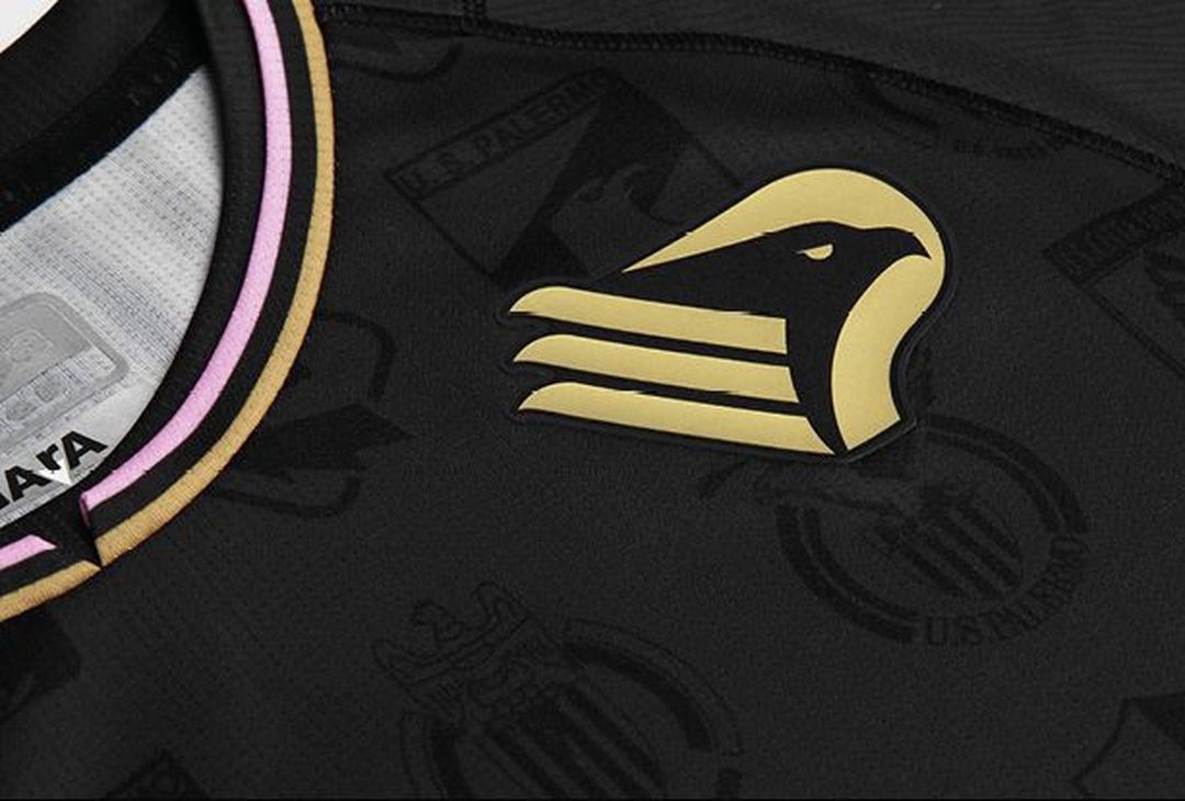 FOTO Palermo, maglia nera e oro con loghi storici: il nuovo special kit (Gallery)- immagine 1