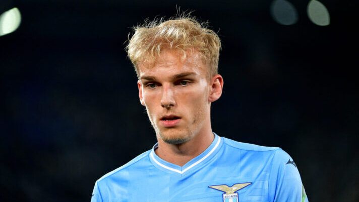 UFFICIALE – Lazio, tegola Isaksen: è lesione alla coscia sinistra. I tempi di recupero - immagine 1