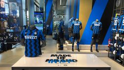 Al cuor e al derby non si comanda: Inter Store, il commesso si esalta al ritmo di…”Pioli is on fire”…