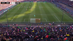 VIDEO Feyenoord-Roma, in curva volano gonfiabili: show dei tifosi olandesi al De Kuip