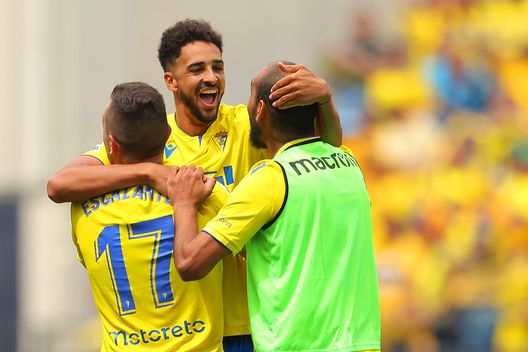 CADIZ, SPAIN - APRIL 30: Fali, (obscured) Chris Ramos and Gonzalo Escalante of Cadiz CF (obscured) celebrate following their team's victory during the LaLiga Santander match between Cadiz CF and Valencia CF at Estadio Nuevo Mirandilla on April 30, 2023 in Cadiz, Spain. (Photo by Fran Santiago/Getty Images)  Real Sociedad-Cadice, le probabili formazioni: c’è Kubo. Sadiq sfida Maxi Gomez- immagine 2