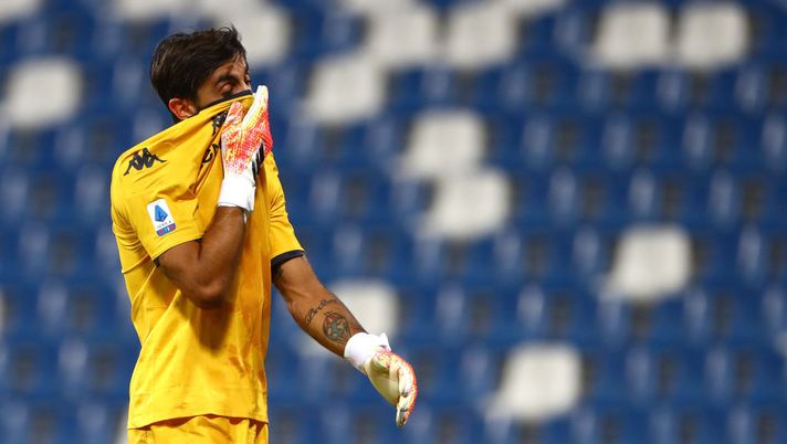 REGGIO NELL'EMILIA, ITALY - JULY 29:  Mattia Perin of Genoa CFC shows his dejection during the Serie A match between US Sassuolo and Genoa CFC at Mapei Stadium - Citta del Tricolore on July 29, 2020 in Reggio nell'Emilia, Italy.  (Photo by Marco Luzzani/Getty Images) 
