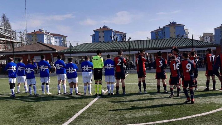 Le squadre Special di Genoa e Samp prima del calcio d'inizio Le squadre Special di Genoa e Samp prima del calcio d'inizio