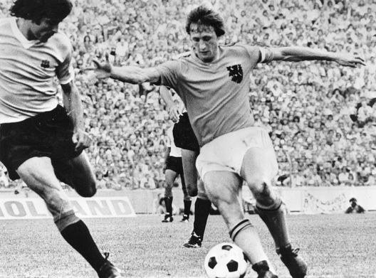 19th July 1974: Johan Cruyff, Dutch footballer, in action against Uruguay. (Photo by Keystone/Getty Images) Argentina – Olanda, in campo anche un Cruijff: è il fisioterapista della nazionale di Van Gaal - immagine 1