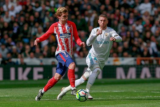 MADRID, SPAIN - APRIL 08: Antoine Griezmann (L) of Atletico de Madrid competes for the ball with Sergio Ramos (R) of Real Madrid CF during the La Liga match between Real Madrid CF and Club Atletico de Madrid at Estadio Santiago Bernabeu on April 8, 2018 in Madrid, Spain. (Photo by Gonzalo Arroyo Moreno/Getty Images) Griezmann chiude alla Bundesliga. “Sto bene all’Atletico, non voglio cambiare squadra”- immagine 1
