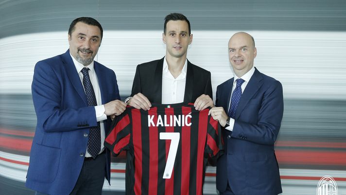 Massimiliano Mirabelli e Marco Fassone con il nuovo numero 7 del Milan, Nikola Kalinic (credits: acmilan.com) Massimiliano Mirabelli e Marco Fassone con il nuovo numero 7 del Milan, Nikola Kalinic (credits: acmilan.com)