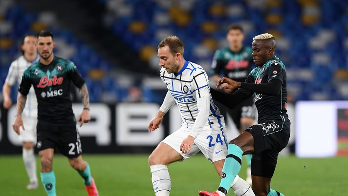NAPLES, ITALY - APRIL 18: Christian Eriksen of FC Internazionale during the Serie A match between SSC Napoli and FC Internazionale at Stadio Diego Armando Maradona on April 18, 2021 in Naples, Italy. Sporting stadiums around Italy remain under strict restrictions due to the Coronavirus Pandemic as Government social distancing laws prohibit fans inside venues resulting in games being played behind closed doors. (Photo by Francesco Pecoraro/Getty Images) NAPLES, ITALY - APRIL 18: Christian Eriksen of FC Internazionale during the Serie A match between SSC Napoli and FC Internazionale at Stadio Diego Armando Maradona on April 18, 2021 in Naples, Italy. Sporting stadiums around Italy remain under strict restrictions due to the Coronavirus Pandemic as Government social distancing laws prohibit fans inside venues resulting in games being played behind closed doors. (Photo by Francesco Pecoraro/Getty Images)