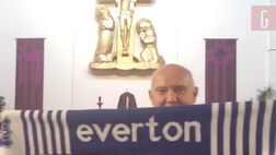 VIDEO Everton, la vittoria nel derby celebrata da…un prete! Inno e sciarpa del club prima della messa