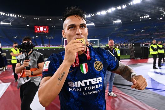 Lautaro saluta i tifosi