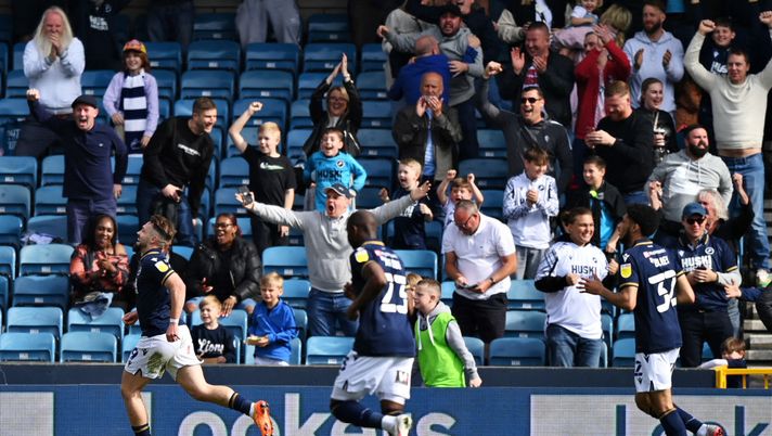LONDON, ENGLAND - APRIL 18: Tom Bradshaw of Millwall celebrates scoring their side's second goal with teammates during the Sky Bet Championship match between Millwall and Hull City at The Den on April 18, 2022 in London, England. (Photo by Justin Setterfield/Getty Images) Millwall, invasione di campo dei tifosi: virale la “reazione” degli steward - immagine 1