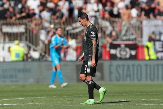 MONZA, ITALY - SEPTEMBER 18: Angel Di Maria of Juventus looks dejected as they leave the field after receiving a red card during the Serie A match between AC Monza and Juventus at Stadio Brianteo on September 18, 2022 in Monza, Italy. (Photo by Emilio Andreoli/Getty Images) Di Maria, non proprio un… Angel in campo: sei espulsioni dirette per il Fideo - immagine 1