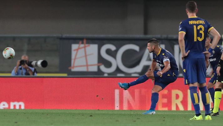 VERONA, ITALY - AUGUST 25:  Miguel Veloso of Hellas Verona scores his goal during the Serie A match between Hellas Verona and Bologna FC at Stadio Marcantonio Bentegodi on August 25, 2019 in Verona, Italy.  (Photo by Emilio Andreoli/Getty Images)  VERONA, ITALY - AUGUST 25:  Miguel Veloso of Hellas Verona scores his goal during the Serie A match between Hellas Verona and Bologna FC at Stadio Marcantonio Bentegodi on August 25, 2019 in Verona, Italy.  (Photo by Emilio Andreoli/Getty Images)