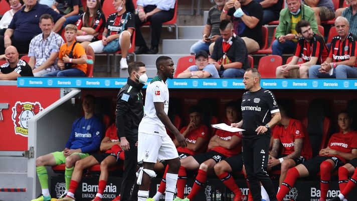 LEVERKUSEN, GERMANY - AUGUST 21: Marcus Thuram of Borussia Moenchengladbch leaves the pitch following an injury during the Bundesliga match between Bayer 04 Leverkusen and Borussia Mönchengladbach at BayArena on August 21, 2021 in Leverkusen, Germany. (Photo by Lars Baron/Getty Images) Mai in gol nel derby contro il Colonia, Marcus Thuram: “Voglio far felici i nostri tifosi” - immagine 1