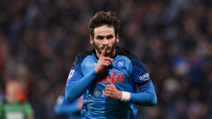 REGGIO NELL'EMILIA, ITALY - FEBRUARY 17: Khvicha Kvaratskhelia of SSC Napoli celebrates after scoring their first side goal during the Serie A match between US Sassuolo and SSC Napoli at Mapei Stadium - Citta' del Tricolore on February 17, 2023 in Reggio nell'Emilia, Italy. (Photo by Alessandro Sabattini/Getty Images) Voti fantacalcio: Kvaratskhelia più di Osimhen! Promosso Laurienté, la scelta su Lozano - immagine 1