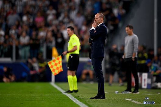TURIN, ITALY - SEPTEMBER 14: head coach of Juventus Massimiliano Allegri looks on during the UEFA Champions League group H match between Juventus and SL Benfica at Allianz Stadium on September 14, 2022 in Turin, Italy. (Photo by Daniele Badolato - Juventus FC/Juventus FC via Getty Images) Allegri in… ottovolante: e adesso va a caccia del “non c’è due senza tre…”- immagine 2
