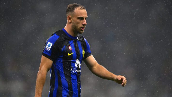 MILAN, ITALY - SEPTEMBER 16: Carlos Augusto of FC Internazionale, in action, looks on during the Serie A TIM match between FC Internazionale and AC Milan at Stadio Giuseppe Meazza on September 16, 2023 in Milan, Italy. (Photo by Mattia Ozbot - Inter/Inter via Getty Images) Carlos Augusto: “Primi mesi all’Inter fantastici. Con Dimarco non c’è concorrenza” - immagine 1