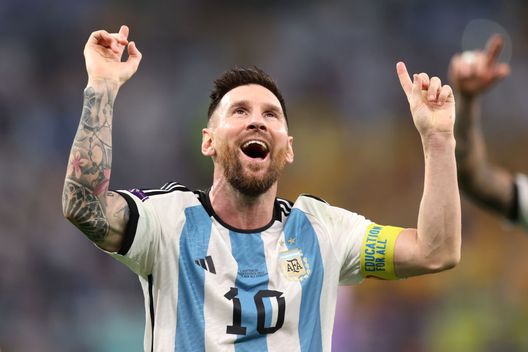 DOHA, QATAR - DECEMBER 03: Lionel Messi of Argentina celebrates after the team's victory during the FIFA World Cup Qatar 2022 Round of 16 match between Argentina and Australia at Ahmad Bin Ali Stadium on December 03, 2022 in Doha, Qatar. (Photo by Alex Pantling/Getty Images) Argentina, in albiceleste… è un’altra cosa: tre mondiali e 500 anni di storia- immagine 2
