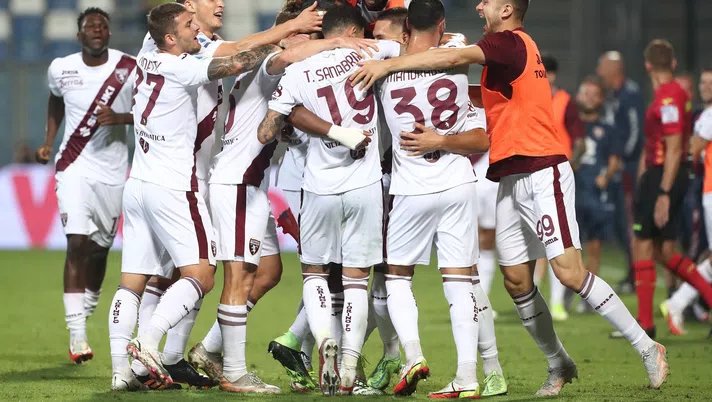 REGGIO NELL'EMILIA, ITALY - SEPTEMBER 17: Marko Pjaca of Torino FC celebrates after scoring the first goal for his team with his team-mates during the Serie A match between US Sassuolo and Torino FC at Mapei Stadium - Citta' del Tricolore on September 17, 2021 in Reggio nell'Emilia, Italy. (Photo by Marco Luzzani/Getty Images)