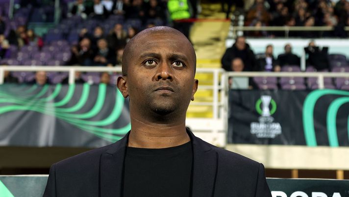 FLORENCE, ITALY - MARCH 14: Mesaye Degu manager of Maccabi Haiha looks on during the UEFA Europa Conference League 2023/24 round of 16 second leg match between ACF Fiorentina and Maccabi Haifa at on March 14, 2024 in Florence, Italy.(Photo by Gabriele Maltinti/Getty Images) Degu (Stampa): “Tensione alla fine? C’è stato un problema di sicurezza” - immagine 1