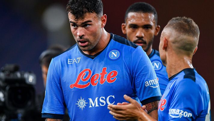 GENOA, ITALY - AUGUST 29: Andrea Petagna of Napoli (L) celebrates with his team-mates after the Serie A match between Genoa Cfc and Ssc Napoli at Stadio Luigi Ferraris on August 29, 2021 in Genoa, Italy. (Photo by Getty Images) Fantacalcio Napoli, si ferma Petagna: le condizioni dell’attaccante azzurro - immagine 1
