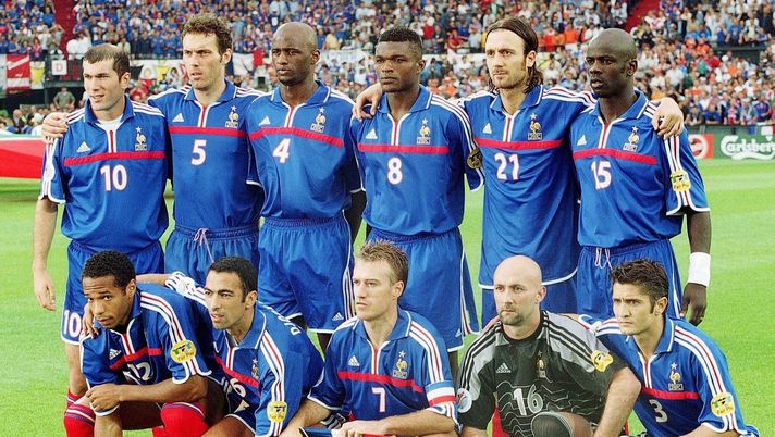 ROTTERDAM, - JULY 02: EM EURO 2000 Finale in Rotterdam; FRANKREICH - ITALIEN (FRA - ITA) 2:1 n.V.; MANNSCHAFTSFOTO TEAM FRA :; hintere Reihe v.lks.: Zinedine ZIDANE, Laurent BALNC, Patrick VIEIRA, Marcel DESAILLY, Christophe DUGARRY, Lilian THURAM; vordere Reihe v.lks.: Thierry HENRY, Youri DJORKAEFF, Didier DESCHAMPS, Torwart Fabien BARTHEZ, Bixente LIZARAZU (Photo by Bongarts/Getty Images) Lizarazu, bordata a Deschamps: “La Francia non è sua, né di nessuno. Rispetto per Zidane” - immagine 1