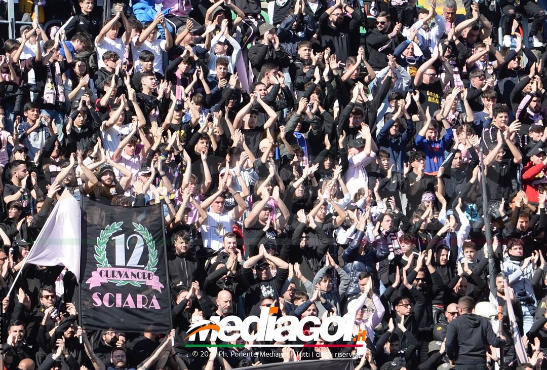 FOTOTIFO Palermo-Frosinone 1-1, i tifosi allo Stadio “Renzo Barbera” (Gallery) - immagine 46