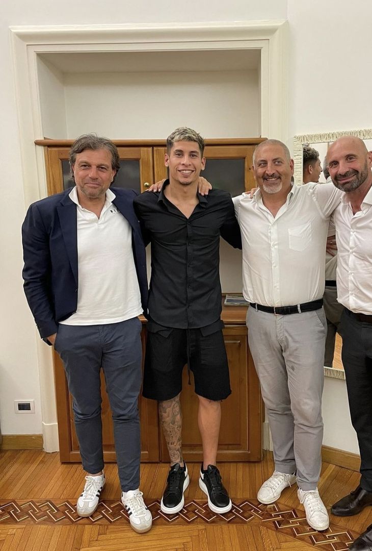 FOTO Olivera firma il suo contratto con il Napoli: presenti Giuntoli e l’agente - immagine 2