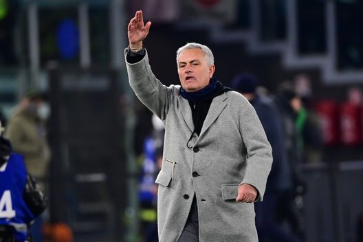 ROME, ITALY - JANUARY 09: AS Roma coach Josè Mourinho during the Serie A match between AS Roma v Juventus at Stadio Olimpico on January 09, 2022 in Rome, Italy. (Photo by Luciano Rossi/AS Roma via Getty Images) Mourinho, l’esperienza con la Juve ha lasciato il segno: zittisce la curva a fine primo tempo - immagine 1