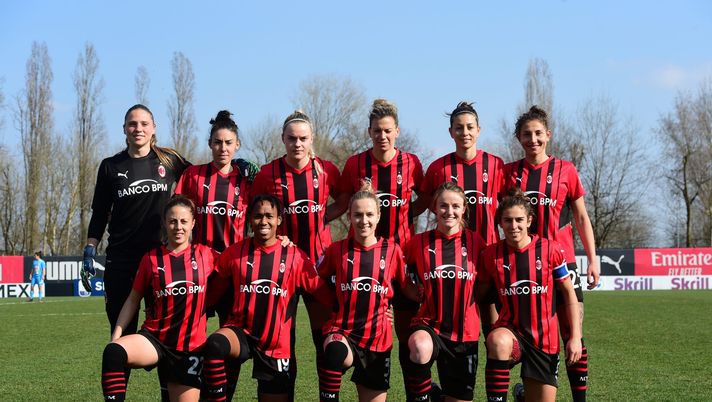 MILAN, ITALY - MARCH 06: (L-R) Laura Giuliani, Laura Fusetti, Gudny Arnadottir, Laura Agard, Greta Adami, Miriam Longo, Linda Tucceri Cimini, Lindsey Thomas, Sara Andersen Trhige, Christy Grimshaw and Valentina Bergamaschi of AC Milan Women pose during the Women Serie A match between AC Milan and Napoli at Campo Sportivo Vismara on March 06, 2022 in Milan, Italy. (Photo by Pier Marco Tacca/AC Milan via Getty Images) AC Milan femminile (getty images)